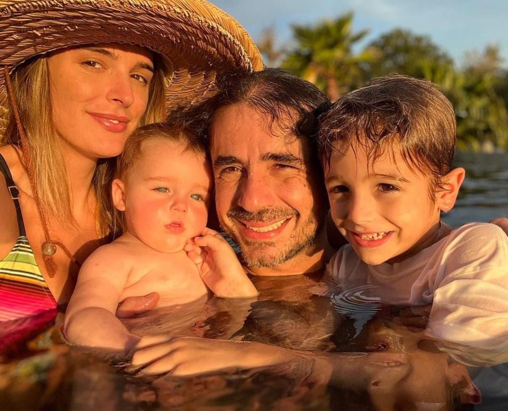 Felipe Andreoli, da Globo, surge chorando muito ao se despedir da família, antes de viajar - Foto Reprodução Felipe Andreoli, da Globo, surge chorando muito ao se despedir da família, antes de viajar - Foto Reprodução