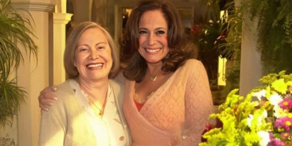 Miriam Pires e Susana Vieira dividiam o mesmo cenário em Senhora do Destino: Reprodução: Globo) Miriam Pires e Susana Vieira dividiam o mesmo cenário em Senhora do Destino: Reprodução: Globo)