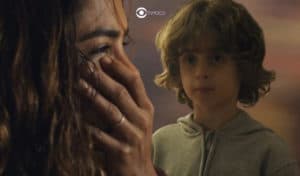Em Travessia, Brisa (Lucy Alves) vai virar suspeita de ser uma sequestradora de crianças (Foto: Reprodução / Globo / Montagem TV Foco) Em Travessia, Brisa (Lucy Alves) vai virar suspeita de ser uma sequestradora de crianças (Foto: Reprodução / Globo / Montagem TV Foco)