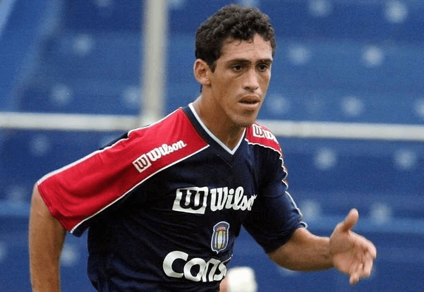 O zagueiro Serginho, do São Caetano (Foto: Reprodução) O zagueiro Serginho, do São Caetano (Foto: Reprodução)