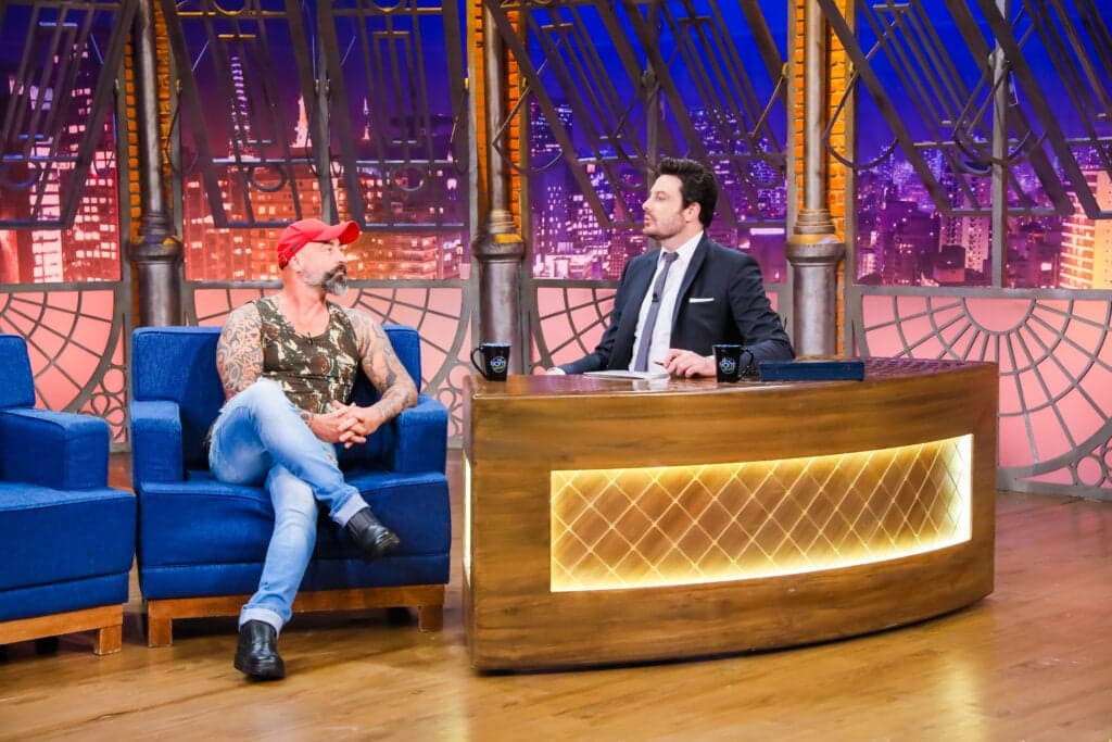 The Noite recebe o humorista Cris Pereira nesta quinta (15)