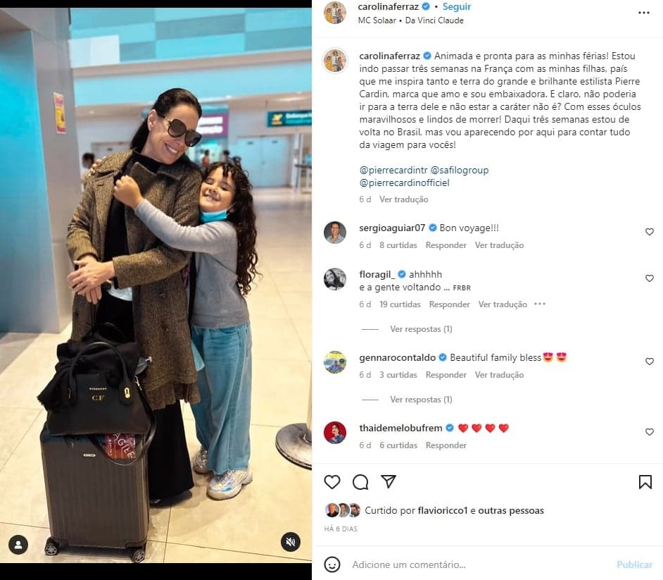 Carolina Ferraz posou com as filhas antes de embarcar para sua viagem de férias Carolina Ferraz posou com as filhas antes de embarcar para sua viagem de férias