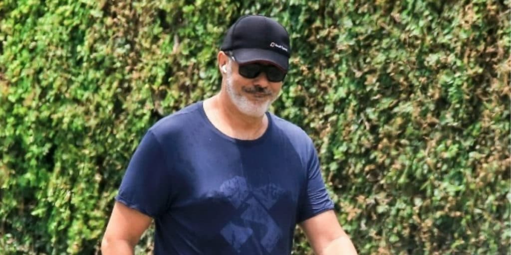 William Bonner é flagrado fora da Globo com roupa surrada e detalhe no corpo do âncora chama atenção