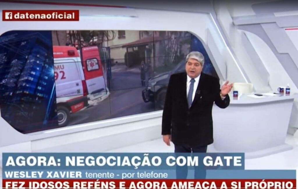 José Luiz Datena derrubou uma das notícias do Brasil Urgente e deu uma bronca na sua equipe José Luiz Datena derrubou uma das notícias do Brasil Urgente e deu uma bronca na sua equipe