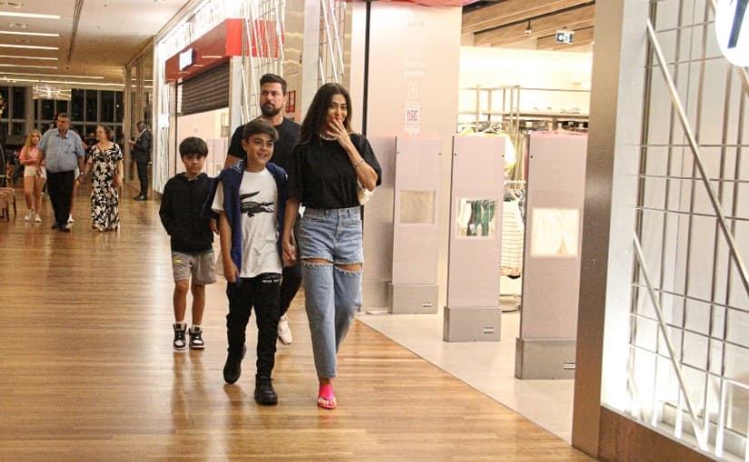 Juliana Paes com os filhos e o marido em shopping no Rio de Janeiro Juliana Paes com os filhos e o marido em shopping no Rio de Janeiro