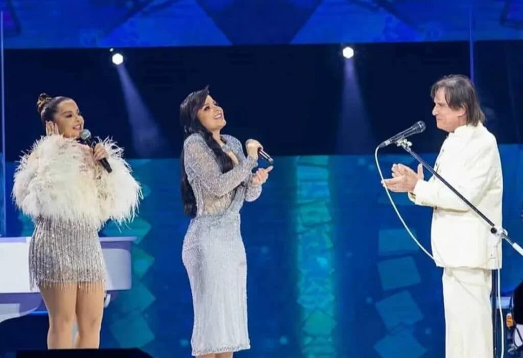 Roberto Carlos ao lado de Maiara e Maraisa Roberto Carlos ao lado de Maiara e Maraisa