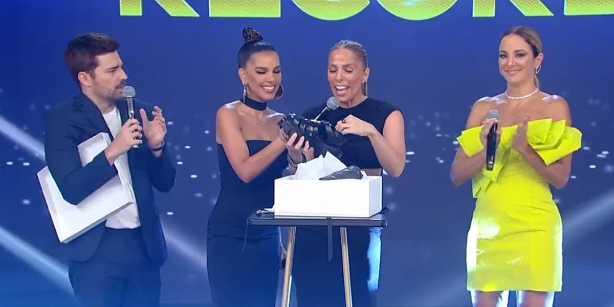 Adriane Galisteu ganhou uma sandália de presente de Ticiane Pinheiro na Família Record (Foto: Reprodução) Adriane Galisteu ganhou uma sandália de presente de Ticiane Pinheiro na Família Record (Foto: Reprodução)