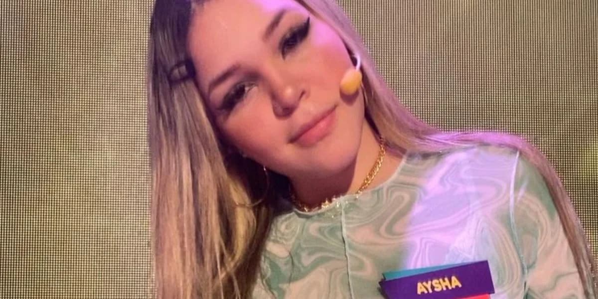 Aysha Benelli, filha da cantora Simony, criticada no passado por sua aparência, cresceu e se tornou uma das mulheres mais lindas do Brasil - Foto Reprodução Instagram Aysha Benelli, filha da cantora Simony, criticada no passado por sua aparência, cresceu e se tornou uma das mulheres mais lindas do Brasil - Foto Reprodução Instagram