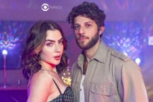 Solteira na pista em Travessia - Chiara abandona Ari, viaja sozinha e passa réveillon desapegada: "Me poupe" (Foto: Reprodução / Globo / Montagem TV Foco) Solteira na pista em Travessia - Chiara abandona Ari, viaja sozinha e passa réveillon desapegada: "Me poupe" (Foto: Reprodução / Globo / Montagem TV Foco)