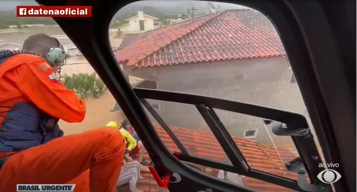Datena mostrou uma família sendo resgatada no telhado de casa, após um forte temporal no Sul do país (Foto: Reprodução / Band) Datena mostrou uma família sendo resgatada no telhado de casa, após um forte temporal no Sul do país (Foto: Reprodução / Band)