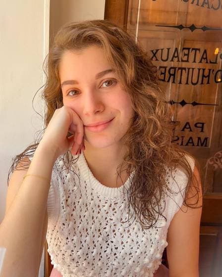 Giulia Bertolli, filha da veterana da Globo, Lilia Cabral, expõe novo relacionamento publicamente e web reage - Foto Reprodução Instagram Giulia Bertolli, filha da veterana da Globo, Lilia Cabral, expõe novo relacionamento publicamente e web reage - Foto Reprodução Instagram