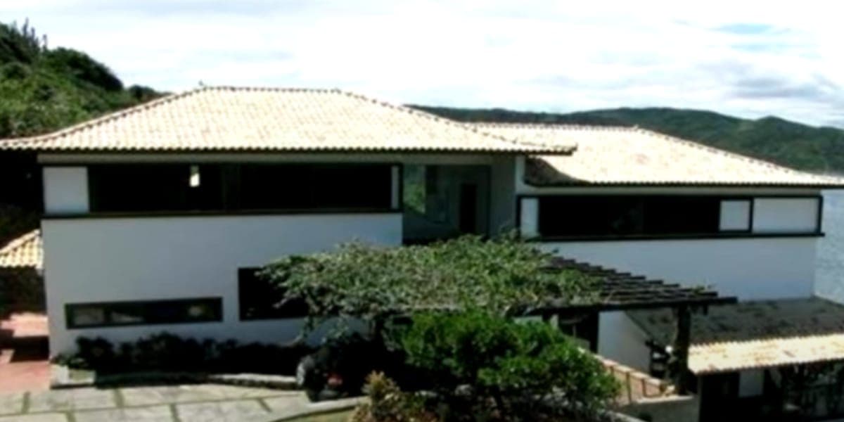 A mansão abandonada de Ana Maria se localiza em cima de uma montanha (Reprodução: Youtube) A mansão abandonada de Ana Maria se localiza em cima de uma montanha (Reprodução: Youtube)
