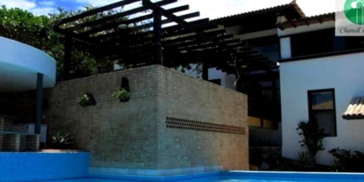 Vista da casa de dentro da piscina (Reprodução: Youtube) Vista da casa de dentro da piscina (Reprodução: Youtube)