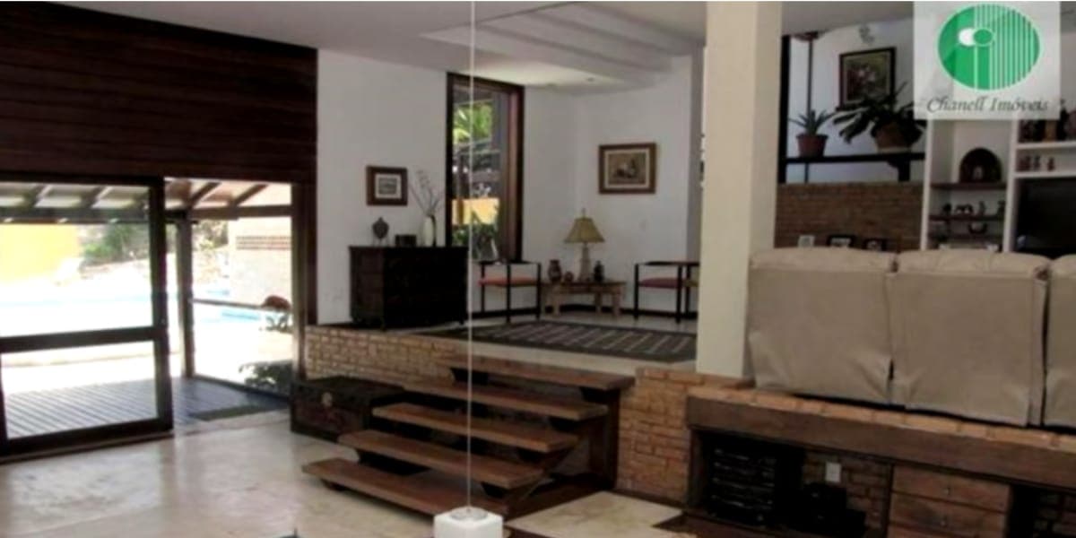 Sala de estar muito espaçosa com espaço para acomodar amigos e família (Reprodução: Youtube) Sala de estar muito espaçosa com espaço para acomodar amigos e família (Reprodução: Youtube)