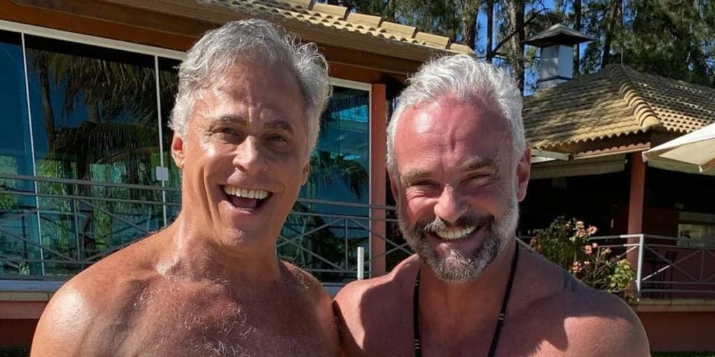 Quase sessentões, Oscar Magrini e Mateus Carrieri surgem só de sunga e exibem corpos que novinhos de 18 não têm