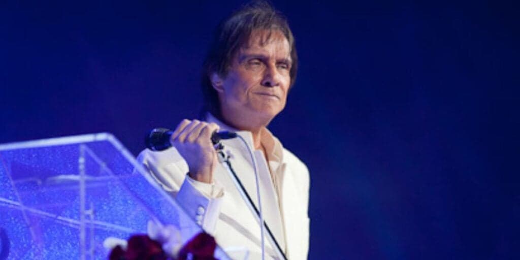 Sertanejo que conviveu com Roberto Carlos não escondeu mais quem é o cantor: "Negócio louco"