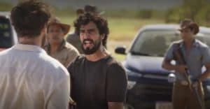 Armado até os dentes, Tertulinho (Renato Góes) aparecerá na companhia dos jagunços da fazenda Palmeiral (Foto: Reprodução / Globo) Armado até os dentes, Tertulinho (Renato Góes) aparecerá na companhia dos jagunços da fazenda Palmeiral (Foto: Reprodução / Globo)