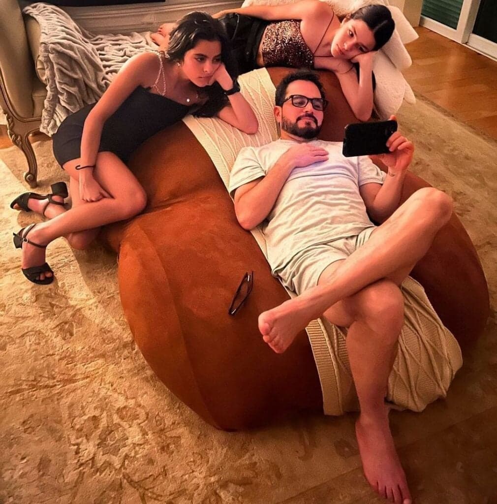 Cantor Luciano Camargo com suas filhas em postagem no Instagram (Foto: Reprodução) Cantor Luciano Camargo com suas filhas em postagem no Instagram (Foto: Reprodução)