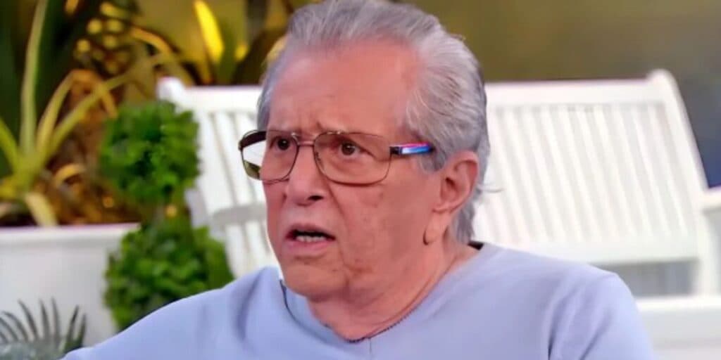 Corajoso, Carlos Alberto confessa o que sente com estrela da Praça em programa de Silvio: "Ele sabe disso"