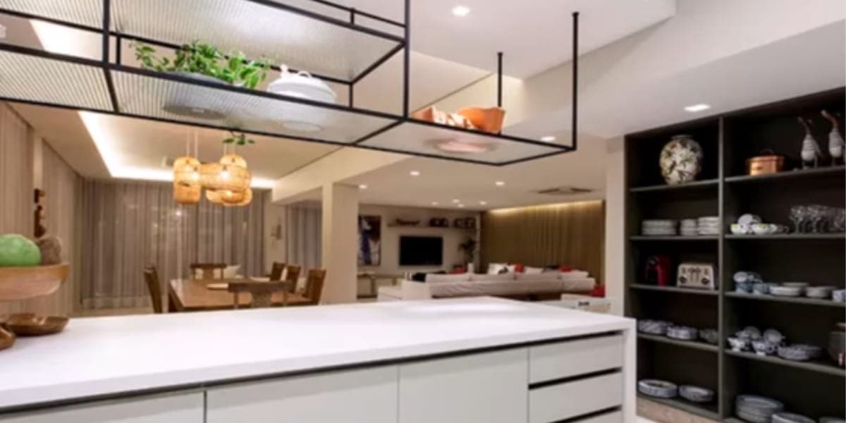 Cozinha muito moderna e luxuosa de Ivete Sangalo em sua mansão (Reprodução: Youtube) Cozinha muito moderna e luxuosa de Ivete Sangalo em sua mansão (Reprodução: Youtube)