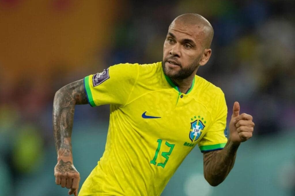 Daniel Alves foi detido na Espanha após prestar depoimento sobre a acusação de assédio sexual Daniel Alves foi detido na Espanha após prestar depoimento sobre a acusação de assédio sexual