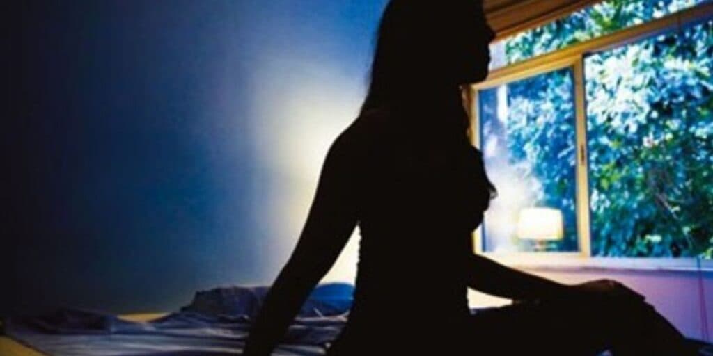 Mulher de famosa família rica, tem escândalo de romance com homem casado exposto e marido descobre tudo