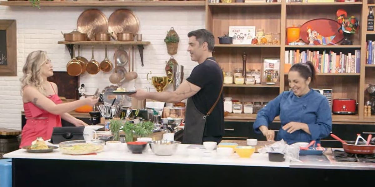 Edu Guedes revela que mesmo quando é convidado as pessoas pedem sua ajuda para fazer as comidas (Reprodução: The Chef Band) Edu Guedes revela que mesmo quando é convidado as pessoas pedem sua ajuda para fazer as comidas (Reprodução: The Chef Band)