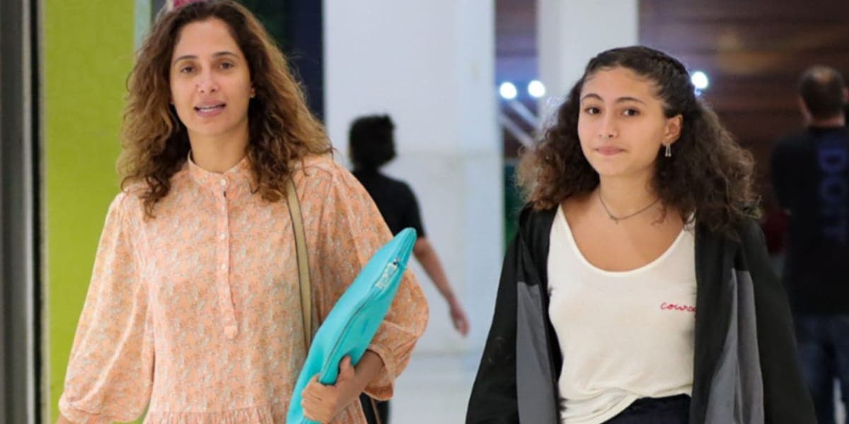 Flagradas caminhando no shopping, Antônia Peixoto chocou a todos por estar quase do tamanho de sua mãe (Foto: Victor Chapetta/ Ag News) Flagradas caminhando no shopping, Antônia Peixoto chocou a todos por estar quase do tamanho de sua mãe (Foto: Victor Chapetta/ Ag News)