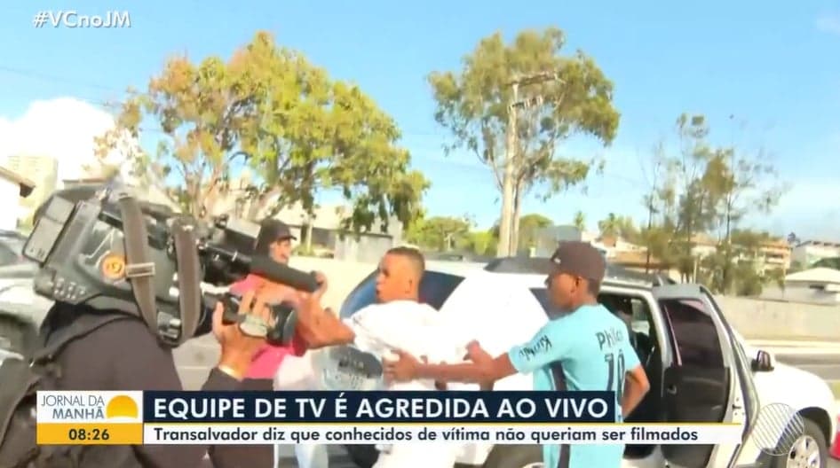 Globo flagou o exato momento em que dois homens partiram pra cima da jornalista Globo flagou o exato momento em que dois homens partiram pra cima da jornalista