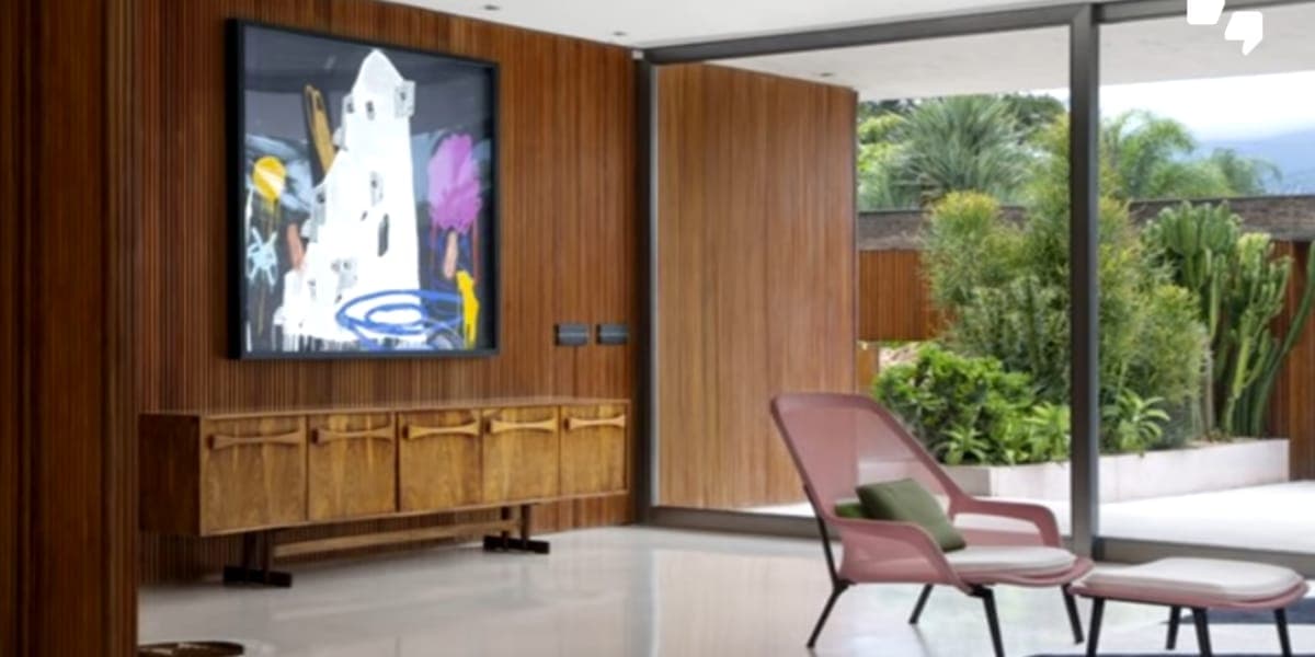 Grande área externa com muito verde da casa de Thaís Fersoza (Reprodução: Youtube) Grande área externa com muito verde da casa de Thaís Fersoza (Reprodução: Youtube)