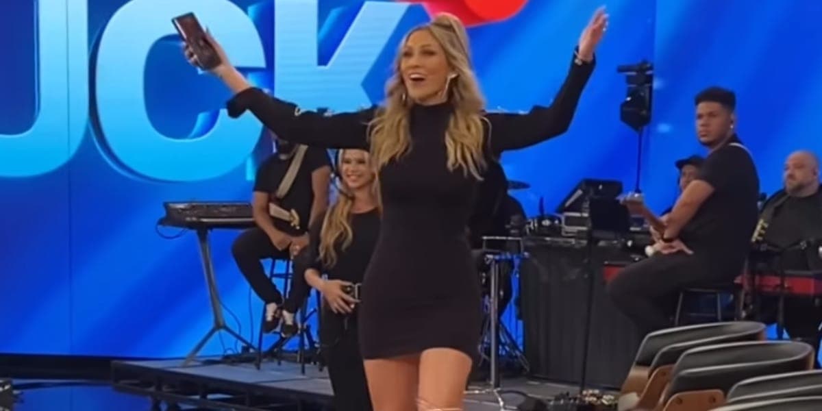 Lívia Andrade entrando no palco do Domingão com sua sandália estourada, mas sem perder a compostura (Reprodução: Domingão Globo) Lívia Andrade entrando no palco do Domingão com sua sandália estourada, mas sem perder a compostura (Reprodução: Domingão Globo)