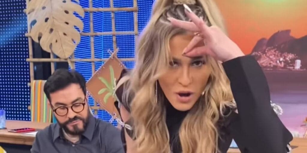 Lívia Andrade vive apuros no Domingão, Déa Lúcia vê tudo e não deixa barato: "Amarra na calcinha"