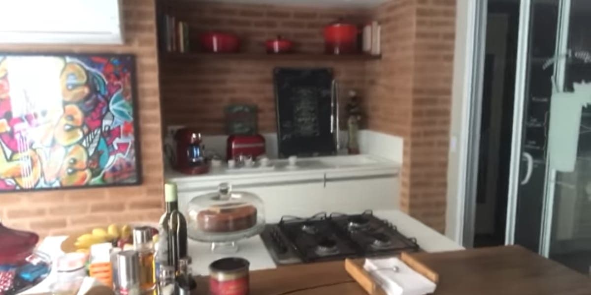 Cozinha da mansão de César Tralli e Ticiane Pinheiro (Foto Reprodução/Youtube) Cozinha da mansão de César Tralli e Ticiane Pinheiro (Foto Reprodução/Youtube)
