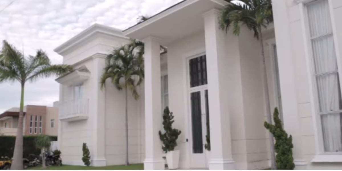 Porta gigantesca da entrada da mansão de Wesley Safadão, com um pé direito enorme (Reprodução: Youtube) Porta gigantesca da entrada da mansão de Wesley Safadão, com um pé direito enorme (Reprodução: Youtube)