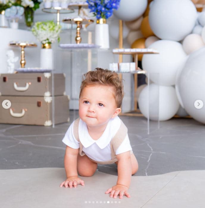 Registro do batizado do filho de Dony de Núccio, mostram luxo e que o pequeno está cada dia mais lindo - Foto Reprodução Registro do batizado do filho de Dony de Núccio, mostram luxo e que o pequeno está cada dia mais lindo - Foto Reprodução