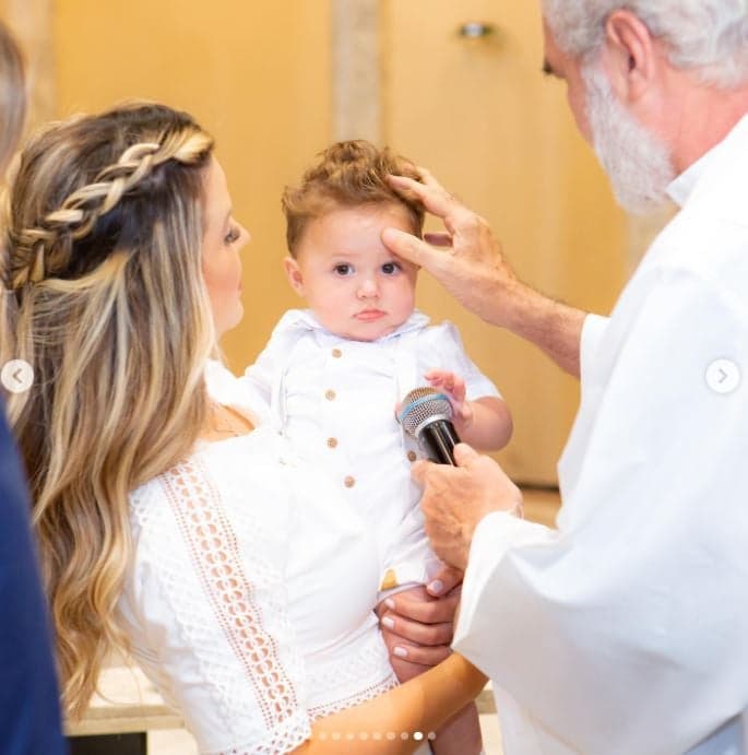 Registro do batizado do filho de Dony de Núccio, mostram luxo e que o pequeno está cada dia mais lindo - Foto Reprodução Registro do batizado do filho de Dony de Núccio, mostram luxo e que o pequeno está cada dia mais lindo - Foto Reprodução