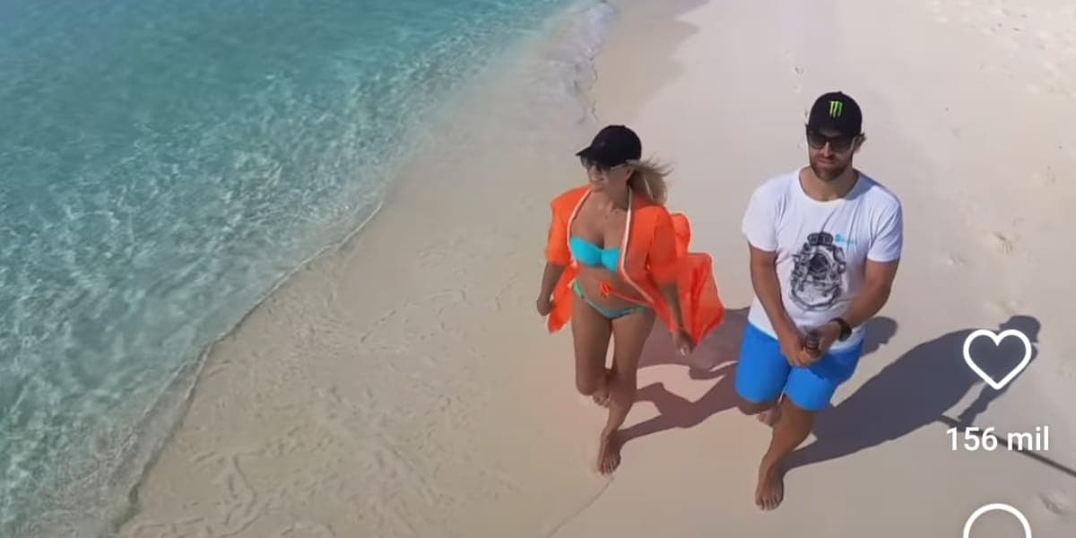 Renata Fan caminha ao lado de Átila Abreu no meio dos oceanos e esbanja seu corpão aos 45 anos de idade (Reprodução: Instagram) Renata Fan caminha ao lado de Átila Abreu no meio dos oceanos e esbanja seu corpão aos 45 anos de idade (Reprodução: Instagram)