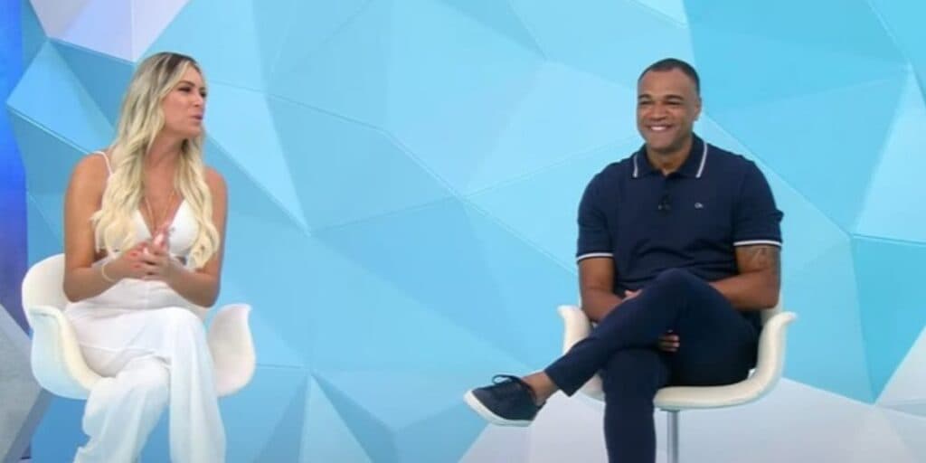 Renata Fan olha para Denílson e assume o que não consegue fazer ao vivo no Jogo Aberto: "Uma vergonha"