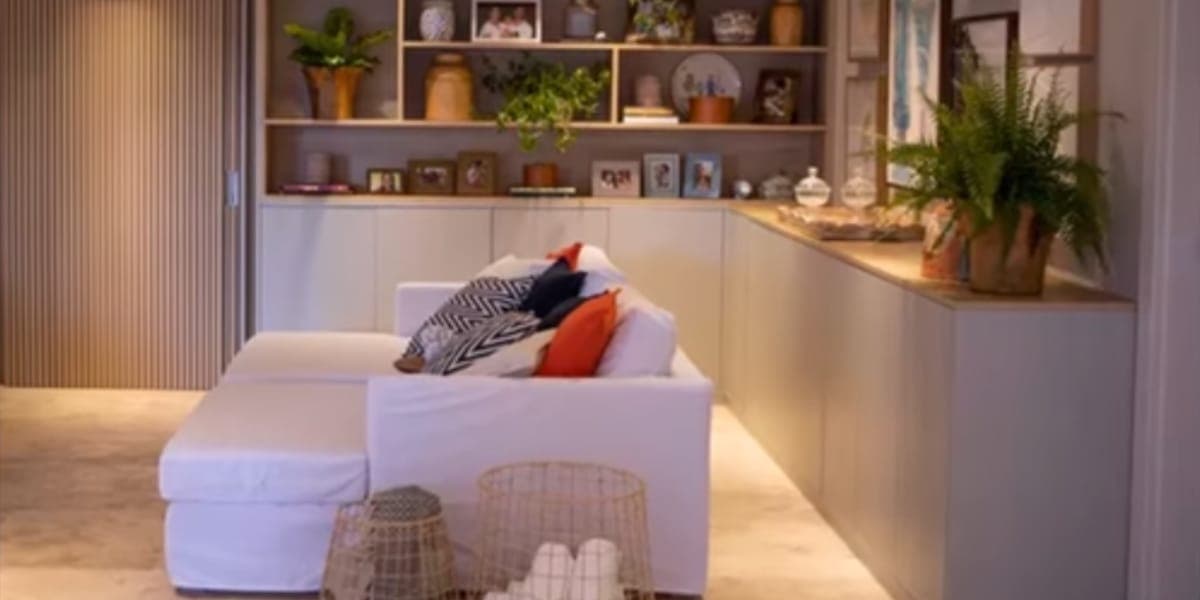 Sala de descanso com uma estante recheada de livros e uma bela poltrona (Reprodução: Youtube) Sala de descanso com uma estante recheada de livros e uma bela poltrona (Reprodução: Youtube)