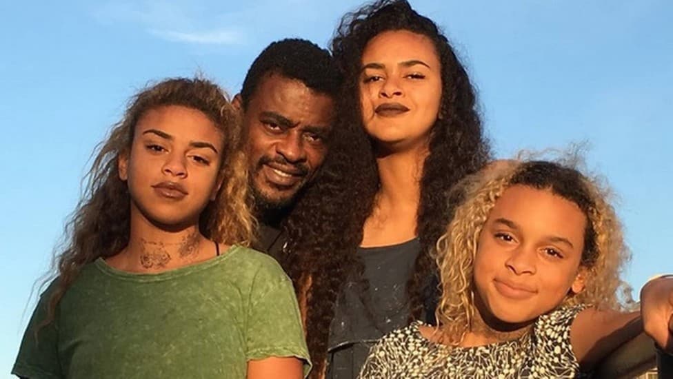 Seu Jorge, discreto na vida pessoal, tem filhas tão belas, que fotos com certeza te deixarão de boca aberta - Foto Reprodução Seu Jorge, discreto na vida pessoal, tem filhas tão belas, que fotos com certeza te deixarão de boca aberta - Foto Reprodução