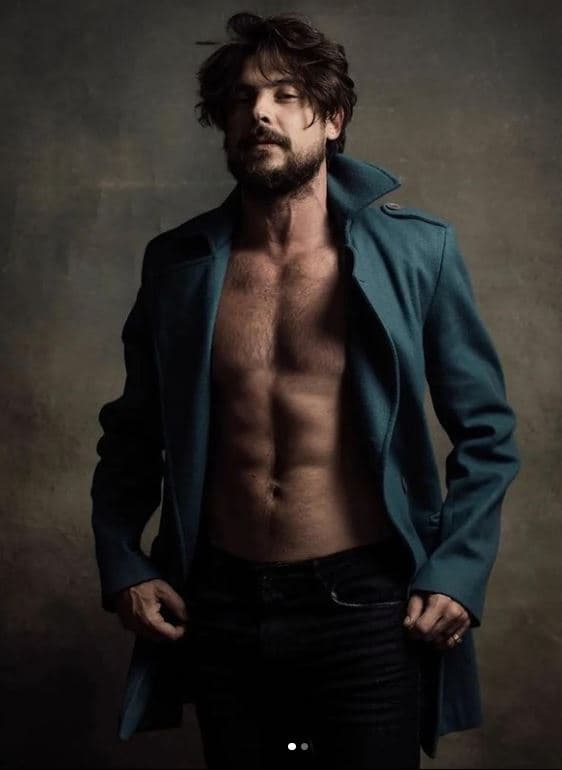 Tanquinho, cabeludo e muito sexy A transformação e o jeito irreconhecível que Sergio Guizé ficou hoje - Foto Reprodução Tanquinho, cabeludo e muito sexy A transformação e o jeito irreconhecível que Sergio Guizé ficou hoje - Foto Reprodução