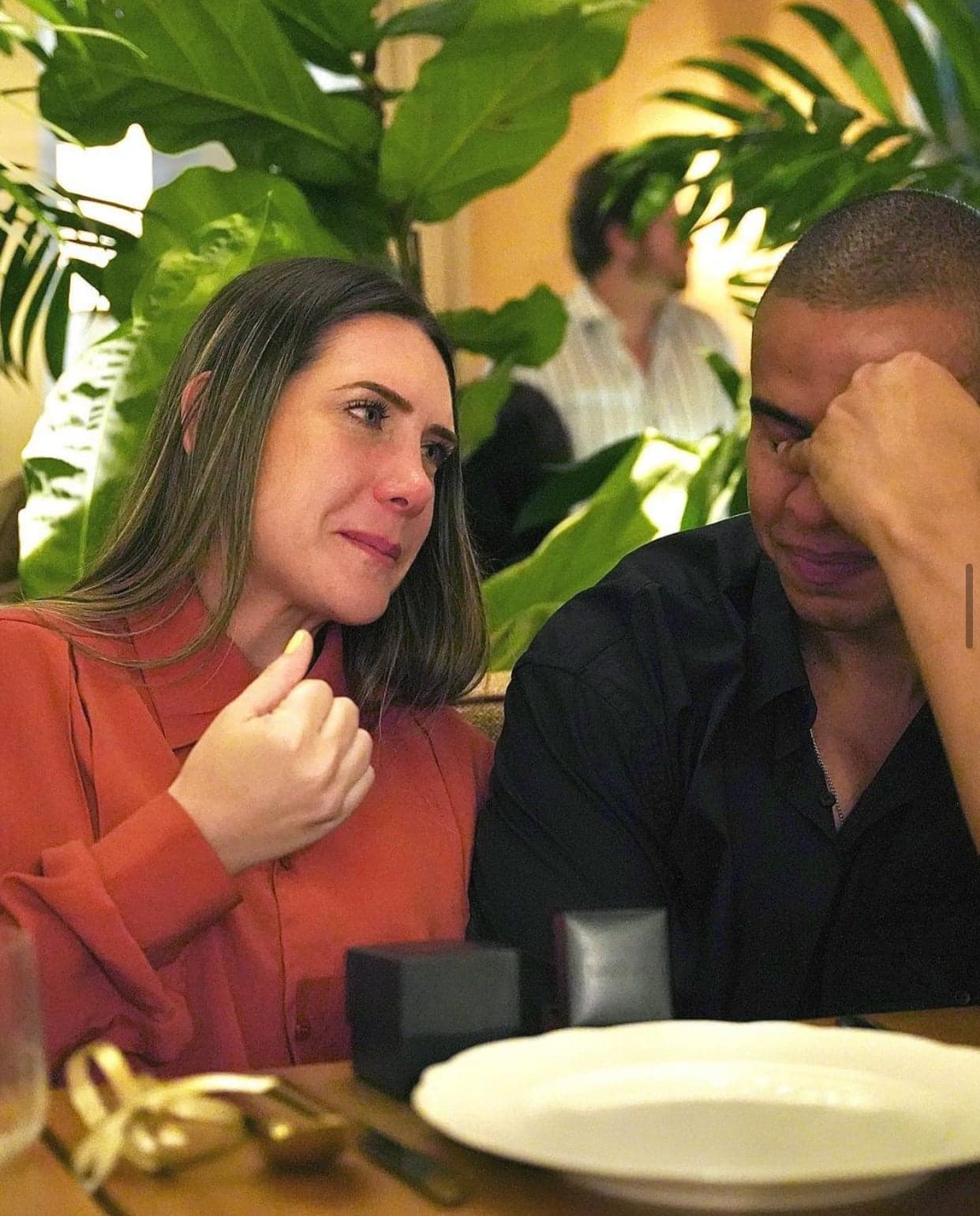 Os dois chorando no dia que o jornalista da Globo pediu sua noiva em casamento (Reprodução) Os dois chorando no dia que o jornalista da Globo pediu sua noiva em casamento (Reprodução)