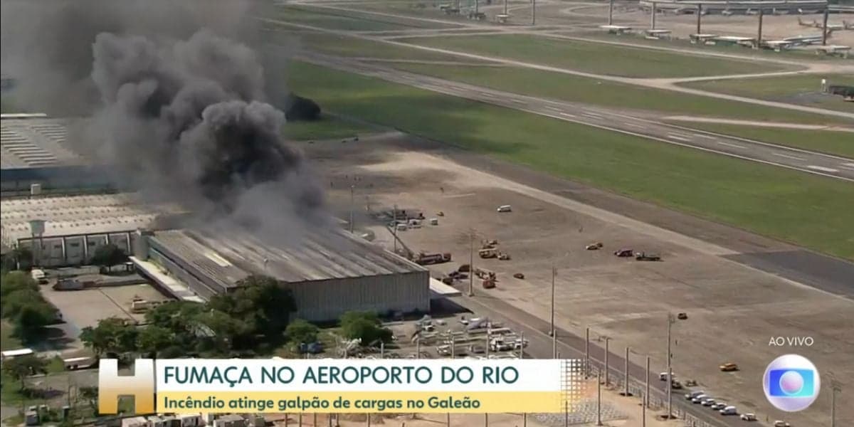 Alan Severiano adia o fim do "Jornal Hoje", da Globo, para mostrar imagens de incêndio em galpão do aeroporto do Rio de Janeiro e confirma que voos estão atrasados (Foto: Reprodução / Globo) Alan Severiano adia o fim do "Jornal Hoje", da Globo, para mostrar imagens de incêndio em galpão do aeroporto do Rio de Janeiro e confirma que voos estão atrasados (Foto: Reprodução / Globo)