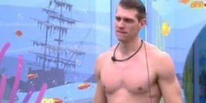 Durante o BBB23, da Globo, Cristian teve conversa safada com Cézar em que falaram sobre membros íntimos, o brother também pediu para dormir com ele, no momento em que estava sem cueca e só de shortinhos. (Foto: Reprodução / Globo) Durante o BBB23, da Globo, Cristian teve conversa safada com Cézar em que falaram sobre membros íntimos, o brother também pediu para dormir com ele, no momento em que estava sem cueca e só de shortinhos. (Foto: Reprodução / Globo)