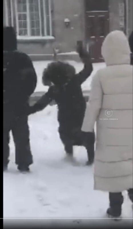 Cátia Fonseca, do Melhor da Tarde, da Band, tem vídeo sofrendo queda brutal na neve durante passeio (Foto: Reprodução / Twitter) Cátia Fonseca, do Melhor da Tarde, da Band, tem vídeo sofrendo queda brutal na neve durante passeio (Foto: Reprodução / Twitter)