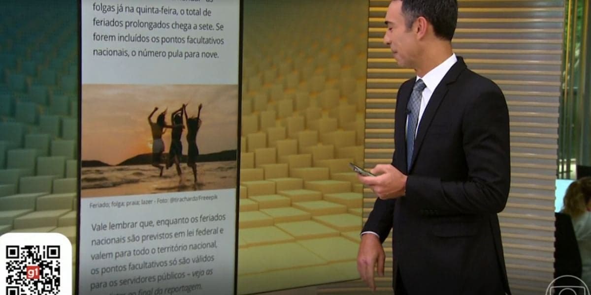 Durante o "Jornal Hoje", da Globo, César Tralli começa a rir ao dar notícia sobre folgas de 2023 e fala sobre imagem do celular (Foto: reprodução / Globo) Durante o "Jornal Hoje", da Globo, César Tralli começa a rir ao dar notícia sobre folgas de 2023 e fala sobre imagem do celular (Foto: reprodução / Globo)