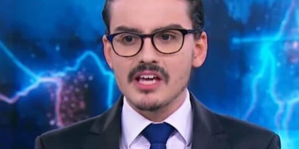 Dudu Camargo, do SBT, surge divulgando jornal da Record e expõe flagrante de repórter: "Reparem o rapaz"