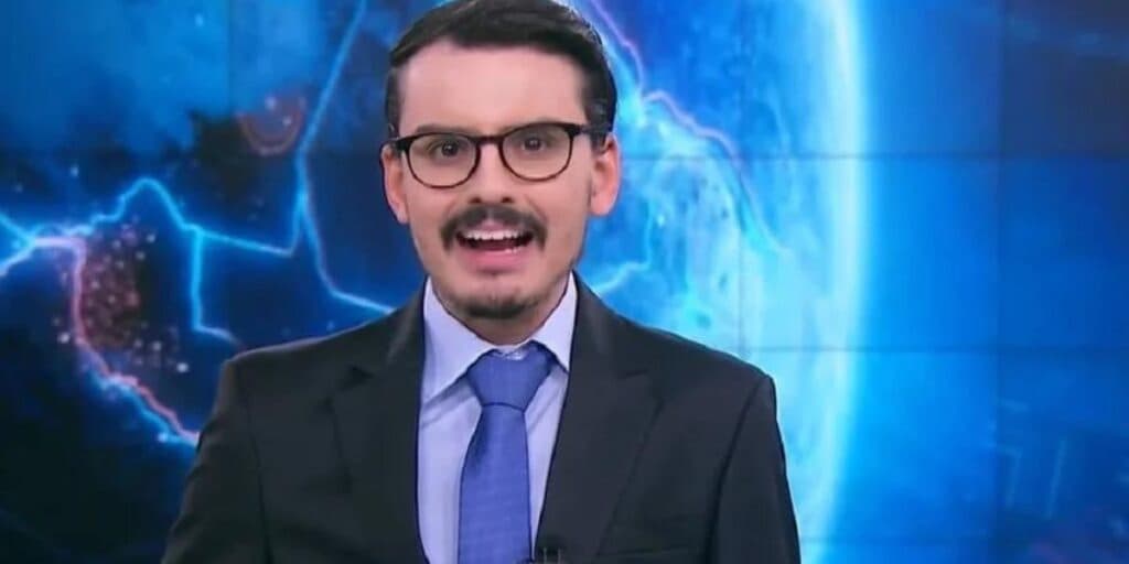 Dudu Camargo recebe pacote no SBT e repórter dá recado ao vivo: "Você vai chupar o dia inteiro"