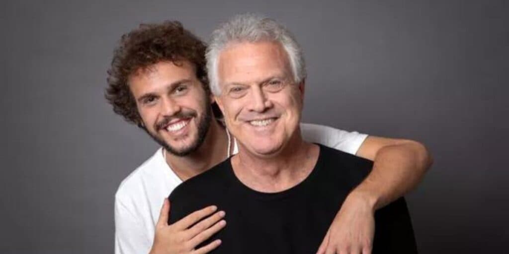 Pedro Bial aparece ao lado do filho gato, Theo, e faz declaração de amor rara em forma de música (Foto: Reprodução / Globo) Pedro Bial aparece ao lado do filho gato, Theo, e faz declaração de amor rara em forma de música (Foto: Reprodução / Globo)