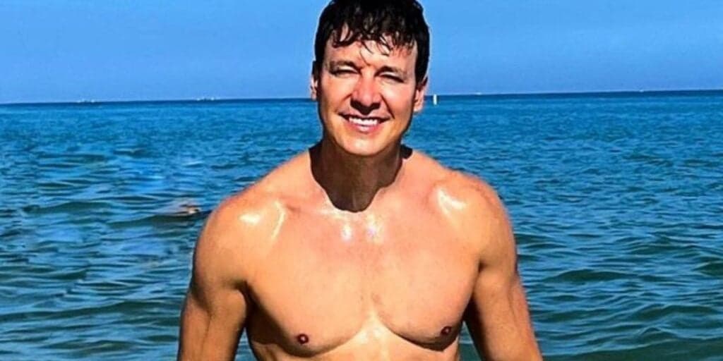 Em meio à notícia de saída da Record, Rodrigo Faro surge em foto e dispara: "Procurando emprego"